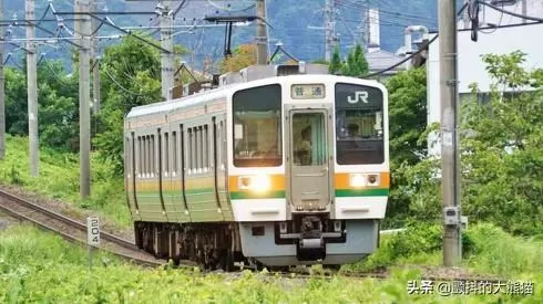 上車嘍~信州色彩的普通列車穿過諏訪湖畔。面臨諏訪湖的信州岡谷市