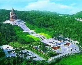 。名寺多在秀美的山峰上。