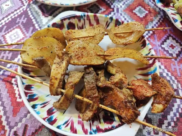 米粉,吃完饢炒蓮白,吃完烤薯仔片鮮蘑,這個饢才上桌,期間我催過一次,估計