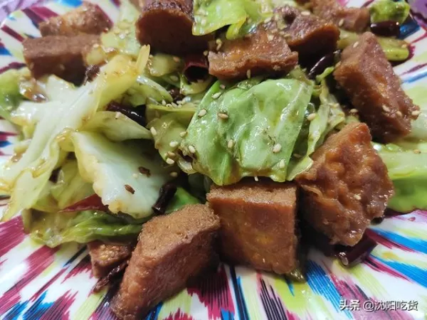 小兔是衝著網上評價的烤饢卷羊肉串來的,可惜體驗感不太好。在