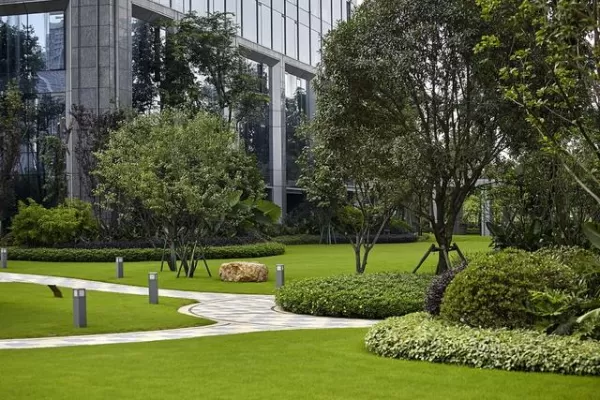 中可起到點晴作用,使建築空間層次感及深度得以加強。在園林綠地豎