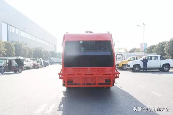 壓縮垃圾車全新8方壓縮垃圾車選用東風D7二類底盤改裝而成,垃