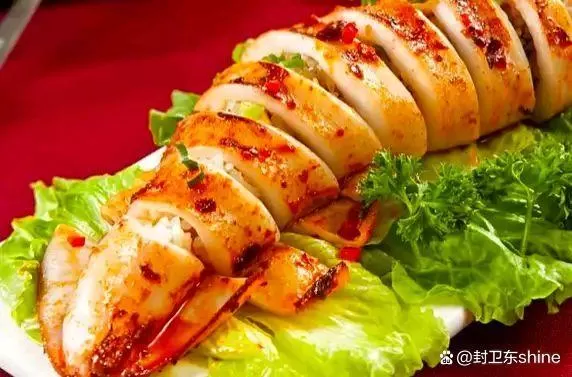 道創意十足的自製菜,麻辣魷魚筒飯。