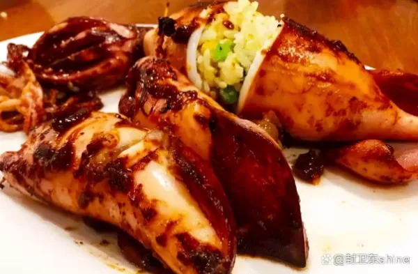譜,麻辣烤魷魚筒飯,焦脆、軟彈、香氣十足的魷魚和炒米飯大伙兒一定都不陌生