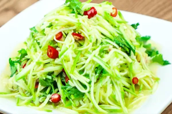 倒上皮蛋,淋上剛才調好的料汁美味即成。第二道:涼拌