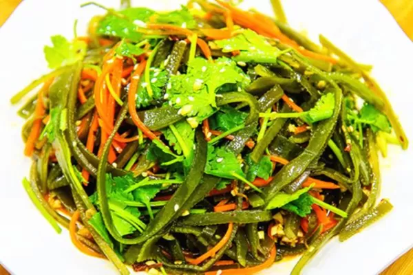 盤子裡面,放入上大氣的蒸鍋中蒸10分鐘,把豆腐蒸熟。