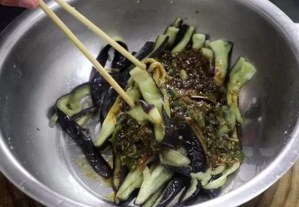 放入炒好的青椒,撒入少許食鹽,把大蒜青椒碾成泥倒入盆中,加入食鹽1克,生
