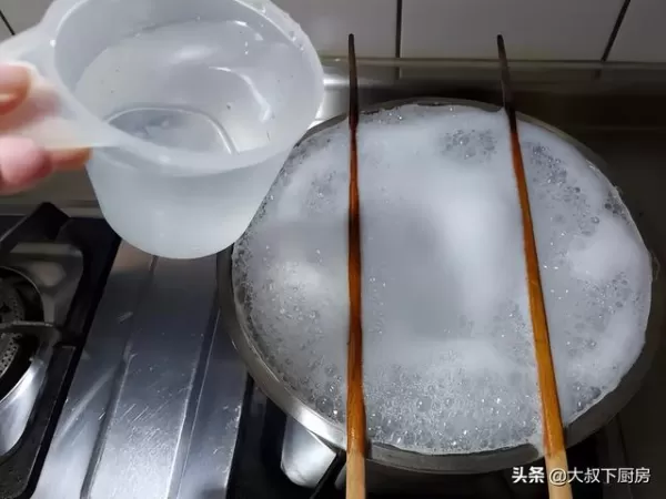 又被稱為鹼水面。油麵煮熟冰鎮後不易軟爛,又能保持Q彈的口感,所以比其他面