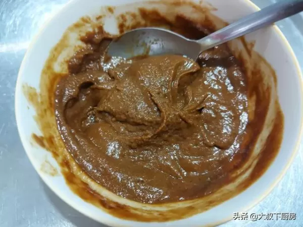 用關廟面,今天用的就是家裡常備的細關廟面,先煮鍋滾水,然後下麵團,煮好沖