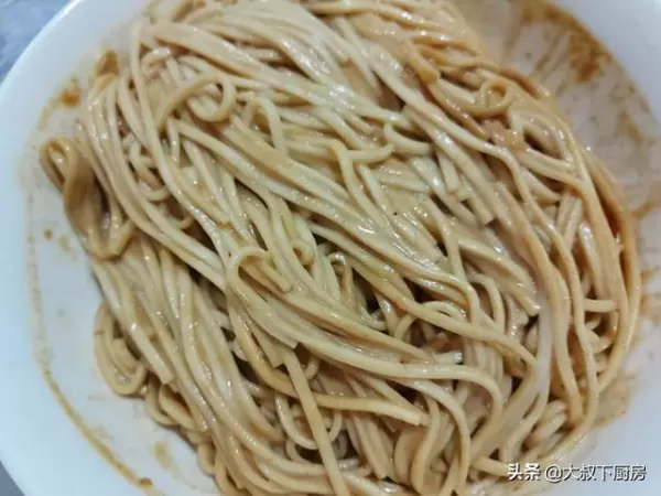 熱得什麼都吃不下,來伊份家常芝麻醬涼麵解解饞吧,涼麵