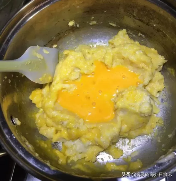 看著這彈性上佳的外皮,裡面一定是空心的。擠入點奶油,再放到冰箱裡冷