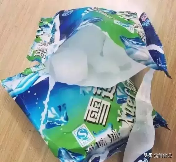 兩個鋼鏰,去村頭的小賣部買一根雪糕,躲到樹下陰涼的地方,聽著樹上陣陣的蟬